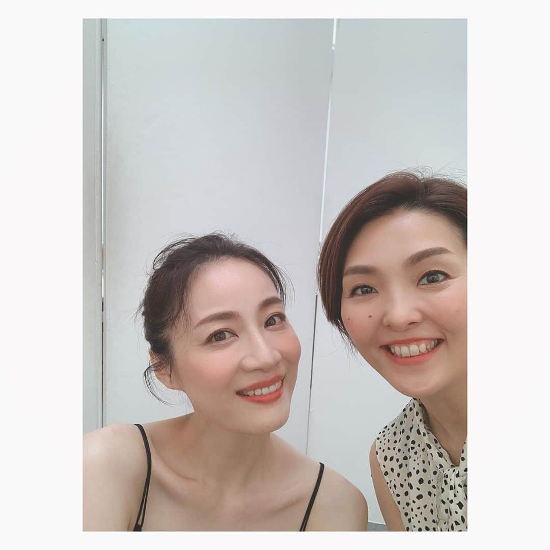 のインスタグラム：「きっと心が明るくいられるような、優しげな秋の始まりを感じるメイク。  今日もよく笑い、素敵な撮影ありがとうございました。  ヘルシー具材たっぷりの五目寿司のお弁当、みんなで距離をとって、楽しくいただきました。  #クロワッサン#秋メイク#メイク#撮影#ランチ#亀戸升本#croissant#magazine#makeup#shooting#lunchbox」
