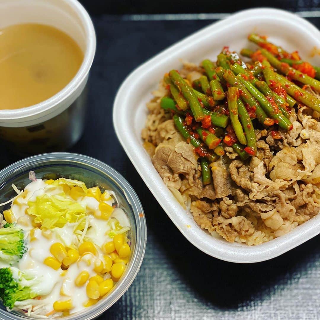 相原くるみ（西野七瀬）のインスタグラム：「前に、人の握ったおにぎり食べれないと言ったら、先輩が牛丼差し入れしてくれた！  #牛丼最高  #おいしい #先輩ありがとう  #あ #先輩ありがとうございます  #ちゃんと敬語  #でもひとつだけ  #なぜこうなった #トッピング  #おいしいよ？ #おいしいけどさ  #病棟行けないよ #におい気になる  #夜勤なら大丈夫かな #ダメだよね  #でもおいしい #ニンニクの芽  #なぜこのチョイス  #おいしかった😋  #食べたら眠くなるやつ  #相原くるみ #病院薬剤師  #新人薬剤師 #新人薬剤師と繋がりたい」