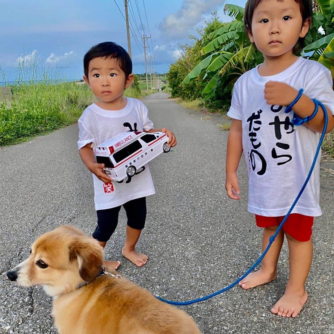 宮良忍（SHINOBU）さんのインスタグラム写真 - (宮良忍（SHINOBU）Instagram)「７月18日で、2歳になった円瑠君🎉 2年前に、東京で里帰り出産に立ち会えた事も、いま思えば奇跡だったなぁ〜😌 あっ、ママより先に抱いたの俺ね！ ずっと、言っちゃうね😗 救急車が大好きで、誕生日に本物見たら、好きが強すぎて、緊張してたね😊 弟想いの青明君と、兄弟仲良く、故郷、小浜島で、沢山泣いて笑って、カッコいい男になってね🤙🏽 あっ、父ちゃんも、沢山泣いて笑って、もっと強くならなきゃね✌️ おめでとう！  #次男坊 #俺も次男坊 #我が道を行くスタイル #自由人 #みやらだもの」8月5日 22時10分 - shinobu_miyara