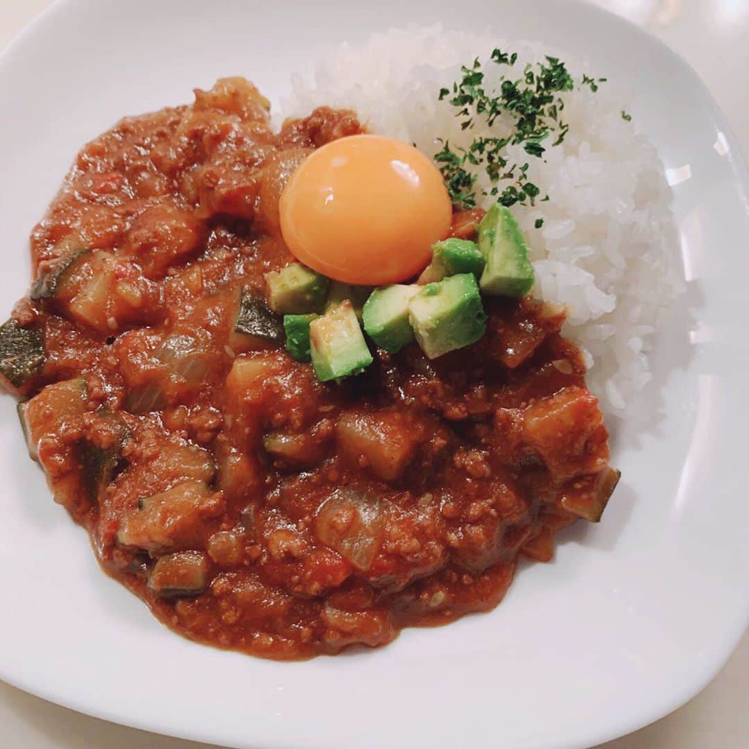 譜久村聖さんのインスタグラム写真 - (譜久村聖Instagram)「夏野菜キーマカレー︎☺︎  中身は ☆ズッキーニ ☆パプリカ ☆玉ねぎ ☆じゃがいも  YouTube動画を見ながら作ってみました🌻 ちょっと濃いかも？？とか言いながらお水足したりしたのが できる人風に作れたなって思います←  #Helloproject #morningmusume20 #モーニング娘20 #譜久村聖 #ふく飯 #自信作 #キーマカレー #カレー #中辛 #ちょっと辛かった笑 #夏野菜 #主役は #ズッキ #💚💚💚 #あ #ズッキーニ  #パプリカ #次はナスもいれたい🍆」8月5日 22時11分 - mizuki_fukumura.official