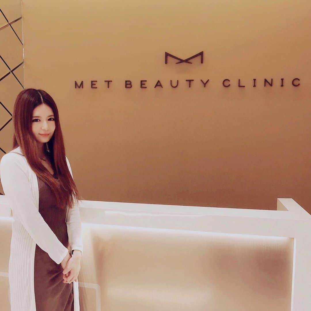 栗林里莉のインスタグラム：「♡ 表参道にオープンしたばかりのMET BEAUTY CLINIC(@met_beauty_clinic )に行ってきました💡 . ずっと気になってたこちらのクリニックオリジナルのメドタイトリフト(HIFU)と、マスクで肌荒れが気になってたので、シャネル注射、白玉点滴を受けてきましたー💓 . 施錠直後から効果を感じて自分でもほんまにビックリ😳 . しかもカウンセリングから施錠まで、かなり丁寧にして下さってうれしかったです🥰 . 私のインスタを見たと言ったら美白注射プレゼント🎁 この機会に是非💓 もちろん男性にもオススメ🙆‍♂️ . I went to met beauty clinic. It was a very polite and beautiful beauty clinic. If you tell me that you saw my Instagram Whitening injection present!!  #メット #metbeautyclinic  #メドタイトリフト #シャネル注射 #白玉点滴 #美活 #栗林里莉 #ririkuribayashi #japanese」