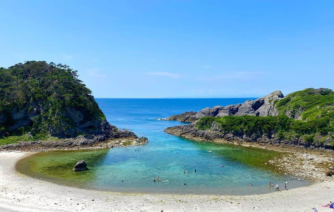 津田菜都美さんのインスタグラム写真 - (津田菜都美Instagram)「* 夏の匂い。夏の音🌊 #shikinejima#tokyo#式根島#夏の匂い#夏の音#波の戯れ#泊海岸#beachshoot#日本の絶景」8月5日 22時13分 - tsuda_723_official