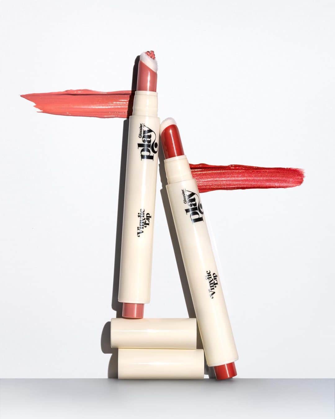 Glossierさんのインスタグラム写真 - (GlossierInstagram)「Vinylic Lip—our ultra-shiny lip lacquer that gives the look of  liner + lipstick + gloss in one step—now in two new shades, Driver (a brick red) and Genius (a blush peach)」8月5日 22時15分 - glossier