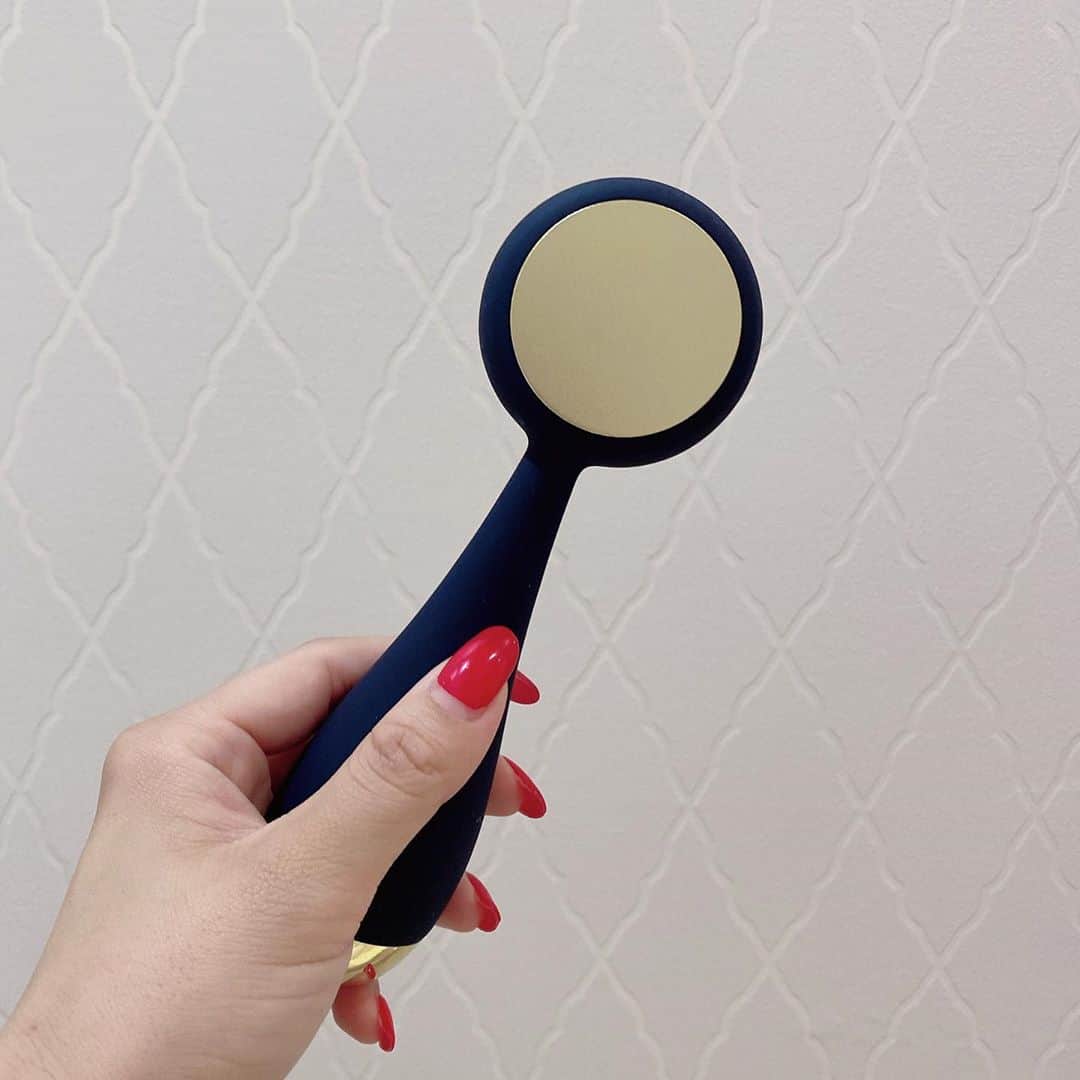 のインスタグラム：「アメリカでヒットしている洗顔デバイス ・ ・ @yaman.official 【PMD Clean Pro】 ・ ・ 昨日はこれを使って洗顔してから パックをして 裏面をお顔に当ててマッサージ🧖‍♀️ ・ 裏面は42°の温熱ケアで化粧水や美容液の浸透がよくなるの✨ ・ 今朝起きて鏡を見たら お肌がワントーン明るくなってて感激🥺✨ たった一手間でこんなに変わるなら毎晩お手入れしちゃう✌️ ・ ・ ・ ・ ・ #ヤーマンプロ #PMD #PMDCLEAN #⽑⽳ケア #美容 #ヤーマン　#美容好きな人と繋がりたい  #アンチエイジング  #japanesegirl #homesweethome #home #beauty」
