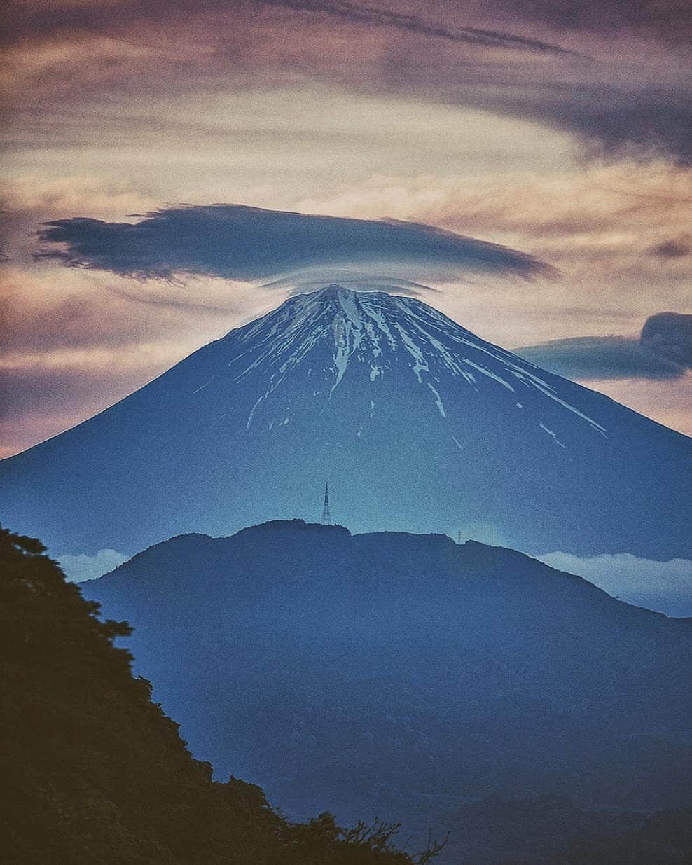 Berlin Tokyoのインスタグラム：「Four Seasons. Mt. Fuji is one of my favorite subjects all the time. It shows a different look depending on the season, place and time. . Which season is your favorite? . . .#hellofrom #japan」