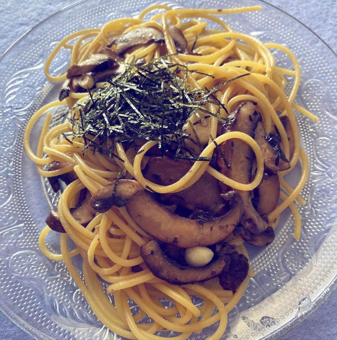のインスタグラム：「今日のランチ。しいたけの和風パスタ。 刻み海苔と醤油を日本から持ってきて正解でした。もうすぐ手元のはなくなるけど、、😭イスラエルの椎茸は、肉厚で旨味たっぷりで美味しいー💕 . #jerusalem #israel #isolation #coronavirus #イスラエル #エルサレム #イスラエル在住 #エルサレム在住 #隔離生活 #フリーアナウンサー #新田朝子 #中東 #中東在住 #海外在住 #エルサレムな日々 #食べるの好きな人と繋がりたい #グルメ #おおざっぱ #家ご飯 #自粛ご飯 #パスタランチ #簡単パスタ」