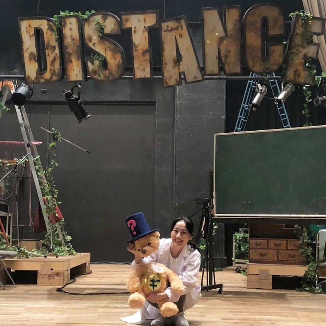 松井玲奈さんのインスタグラム写真 - (松井玲奈Instagram)「本多劇場「DISTANCE」初日にして私の千秋楽が終わりました！ ご来場頂いた方、配信を観てくださった方、ありがとうございました。 久しぶりの舞台。お客さんは半分という状態でしたが、また人前でお芝居をする事ができ本当に嬉しかったです。客席を見ればお客さんがいて。以前は当たり前だったはずなのに、こんなにも胸に迫る景色になってしまったのかと思いました。 自分の出番が終わった後、清水さんの演目を配信で見ていましたが、劇場に来ることができない方もこんな風に見ているのかな？と感じていました。 まだしばらくなのか、これからずっとなのかわかりませんが、今できる範囲と形で、演劇が残っていくことを心から願います。 関わってくださったスタッフの皆さん、このような貴重な機会をくださり本当にありがとうございました。 #DISTANCE」8月5日 22時27分 - renamatui27