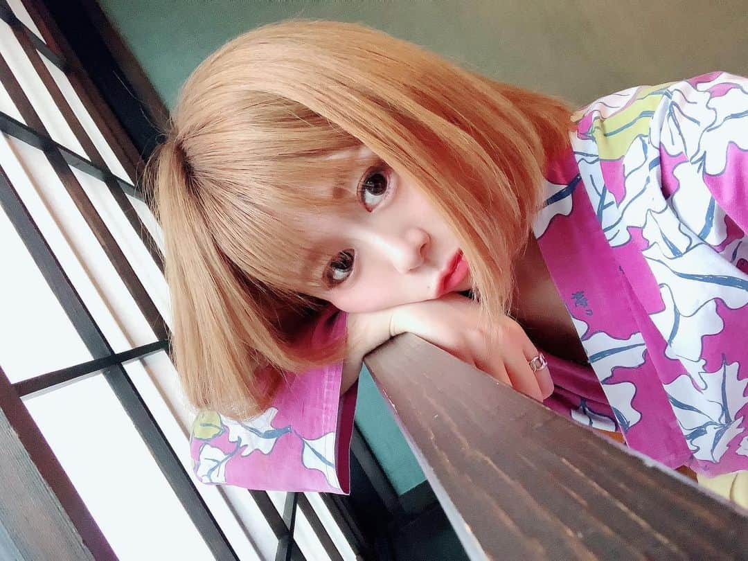のインスタグラム：「伊豆旅行🚗♨️🌊 風情あるお宿に宿泊🛌 炭治郎の羽織の柄の襖が あったり、館内の内装は いたるところがお洒落で こったデザイン😂💗💗 . . . #ootd #codenate #cute #fashion #instagood #커플티 #남친룩 #팔로우 #선팔하면맞팔 #뷰스타그램 #instagood #fff #l4like #travel #trip #tripgram #修善寺温泉 #修善寺 #五葉館 #遊郭 #温泉旅行 #温泉 #鬼滅の刃 #炭治郎 #f4follow」