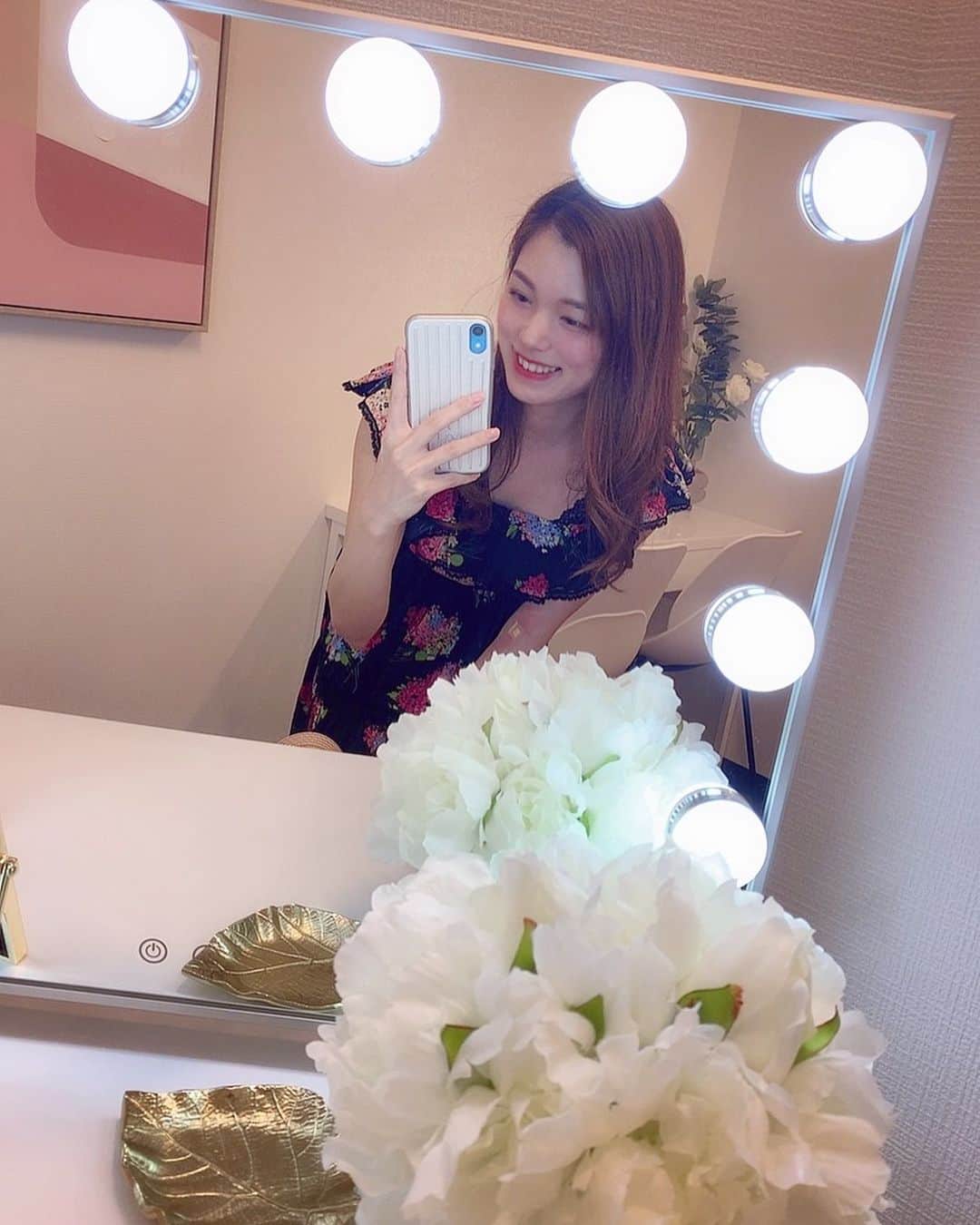 Laraのインスタグラム：「2日連続👸🏻💞✨ 肌荒れに悩んでてダーマペンをしてもらいました❣️✨ クリニックのお姉さんも優しくて安心🌈☺️ めっちゃ面白い写真🤣❣️ 麻酔中の写真と最後のパックの写真🤣 キレイになるといいなぁっ🤞🏻💖  #ダーマペン #dripbeautyclinic #美容 #肌荒れ」