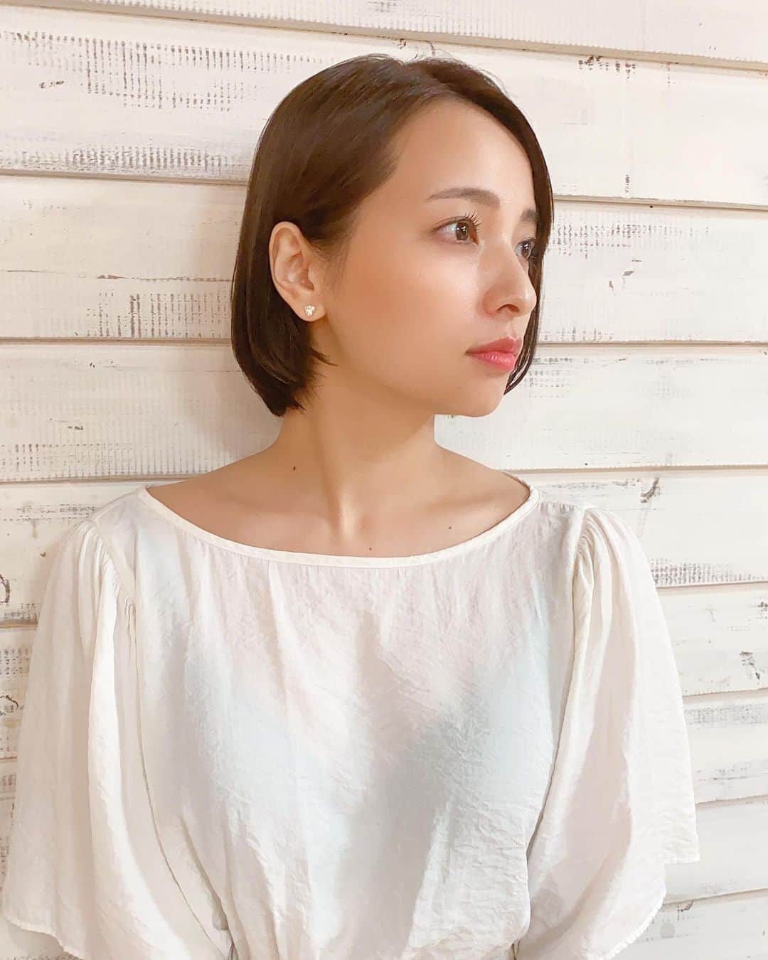 のインスタグラム：「さっきみたいにオールバックにしてもいい感じだし、まるくふわっとさせるのもいい感じ💕 本当に軽くて嬉しい〜☺️☺️☺️今まではロングだったから寝癖とか全く気にならなかったけど、明日の朝の爆発がある意味楽しみでっす！笑 5枚目安定の半目。 * * * #meg_arrange  #渋谷 #リトルソルト渋谷 #前下がりボブ #まえさがりショートボブ #ボブ #ヘアカット #💇‍♀️ #hair #ヘアスタイル #hairstyle #✂️」