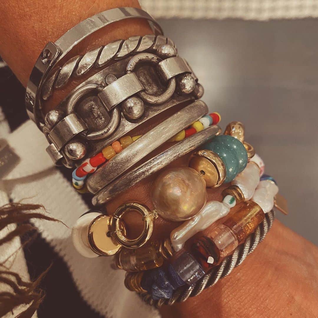 ダニジョーのインスタグラム：「How do you stack yours? #dannijogirls #armparty」