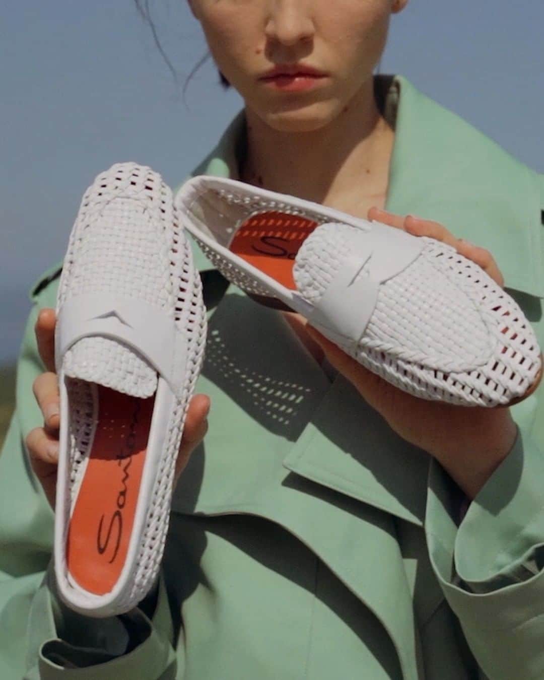 のインスタグラム：「Elegant openwork textures lend a summery edge to classic loafers.  #Santoni #makersofbeauty #madeinSantoni」