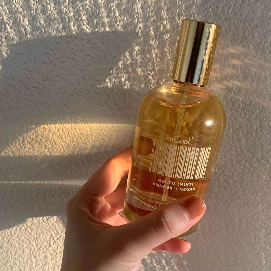 西谷菜々のインスタグラム：「. 最近の香り。 @dedcool ROCCO(MINT) 水を一切使用していないことで、 ふわっと軽やかな香りが一日中続きます🌿 アルコール量が抑えてあるので、吹きかけた時キツイ香りにならないところもスキ🤍  新しくオープンしたMIYASHITA PARKの @firsthand_stores でゲットしました☺️ 男女問わずギフトで選びたいブランド🦆 #dedcool #firsthand」