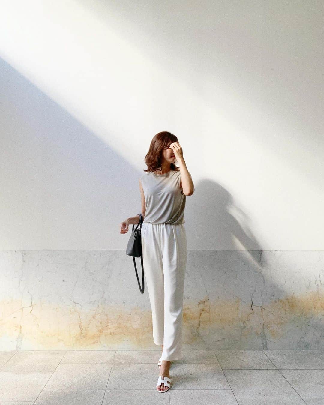 のインスタグラム：「#coordinate ♡☺︎﻿ ﻿ ﻿ ﻿ ﻿ tops・・#stunninglure  pants・・#IENA﻿ sandals・・#HERMES﻿ ﻿ ﻿ ﻿ ﻿ ﻿ IENAのパンツはサテンっぽいツヤのある生地で立体感が出てお気に入り☺︎♡﻿ ﻿ ﻿ ﻿ ﻿ amazonで初めて洋服購入してみたんだけど、すぐ届くし、イエナやジャーナルスタンダードなどベイクルーズのお洋服がたくさんあったよ🥳﻿ ﻿ ﻿ ﻿ ﻿ ﻿ ﻿ ﻿ ﻿ ﻿ ﻿ ﻿ #IENA#イエナ#スタニングルアー #エルメス#エルメスサンダル #fashion#ootd#amazon#コーディネート#私服コーデ#ホワイトコーデ#白パンツ#amazonで発見 #amazonfashionjp #sponsored #follop﻿  @amazonfashionjp @follop.jp #오오티디#데일리코디#코디스타그램」