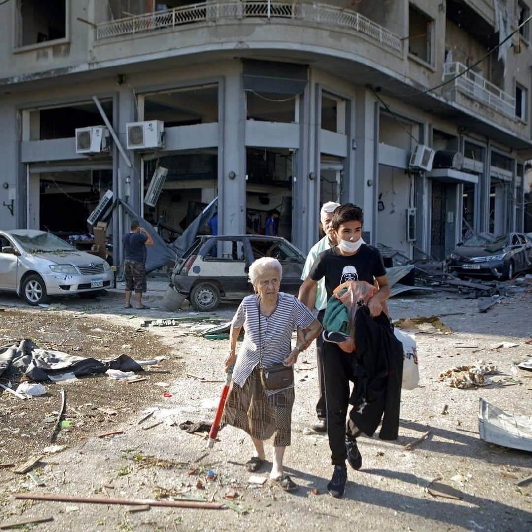 unicefさんのインスタグラム写真 - (unicefInstagram)「Our hearts are with children and families affected by the horrific explosions in Lebanon, especially those who lost their loved ones. We wish a speedy recovery to the injured.⠀ ⠀ According to latest reports, the death toll could be as high as 100 with 4,000 wounded and over 300,000 people displaced. UNICEF is concerned that children are among the casualties and we are aware that those who survived are traumatized and under shock.⠀ ⠀ UNICEF’s team in Beirut has not been spared. One of our colleagues lost his spouse, seven of our staff were mildly injured and dozens of colleagues’ homes were damaged. Most of our staff - as are most people in Lebanon - are in a state of shock.⠀ ⠀ UNICEF is coordinating very closely with authorities and partners on the ground to respond to the needs including that of health and other front-line workers.⠀  ⠀ We have provided drinking water to staff at the Beirut port and are supporting the Ministry of Public Health to take out what is left of stored medicines and vaccines in a warehouse at the port.⠀ ⠀ Child protection partners are providing psycho-social support to affected children across the city. Over the coming days, we will increase our efforts to reach families in need with much needed assistance.⠀  ⠀ Yesterday’s catastrophe in Beirut adds to what has already been a terrible crisis for the people of Lebanon compounded by an economic collapse and a surge in COVID-19 cases. The pandemic already meant that hospitals are overwhelmed, and front-line workers are exhausted.⠀ ⠀ UNICEF confirms its commitment towards the people of Lebanon, the authorities and all partners on the ground. We will do everything possible to provide much needed assistance today and in the long run.⠀ ⠀ © UNICEF/UNI356240/Baz/AFP⠀ © UNICEF/UNI356239/Amro/AFP」8月5日 22時41分 - unicef