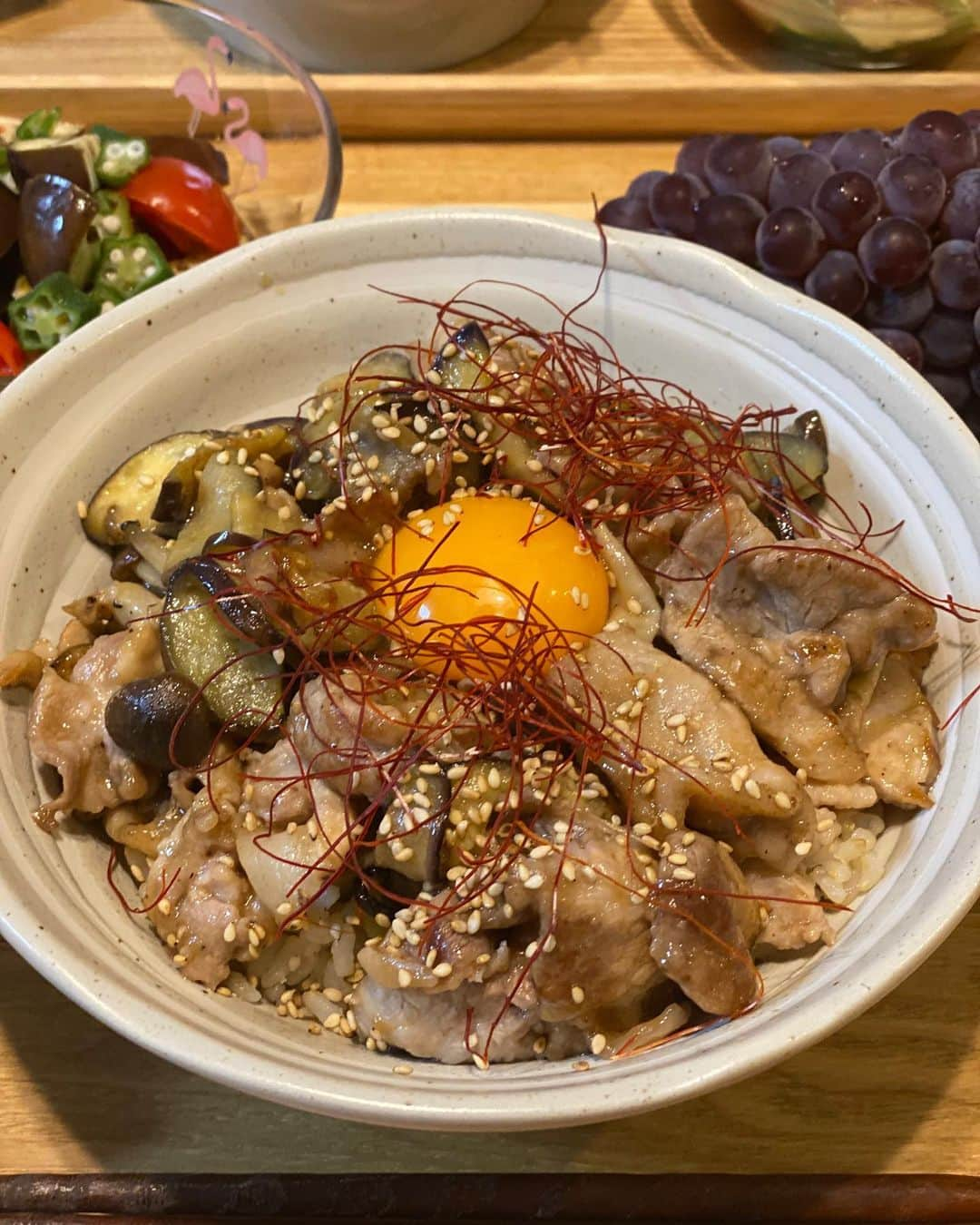 クロさんのインスタグラム写真 - (クロInstagram)「夏野菜のご飯でした☺️🙏🏽﻿ ﻿ 丼も、レンジの煮浸し風も超簡単♩﻿ 丼の味付けは @ryuji_foodlabo のレシピで焼肉のタレと、ポン酢のみ！！！！！﻿ ﻿夫婦でハマッてるリュウジさん最高🤟🏽✨✨✨✨  詳しくはブログに書きました〜👩🏽﻿ ﻿ #リュウジさん #今日の晩御飯 #山本ゆり #つくりおき食堂まりえ #まりえご飯 #お家ごはん #おうちごはん #時短ご飯 #dinner #簡単レシピ #レシピ #電子レンジご飯 #時短レシピ#yummy #delistagrammer #homecooking #tokyo #japanesefood #instafood #foodstagram #クロリサ的自炊 #おうちご飯 #クッキングラム #晩ごはん #instagood #instalike #tokyo #可愛い #大好き﻿」8月5日 22時42分 - kuro_risa