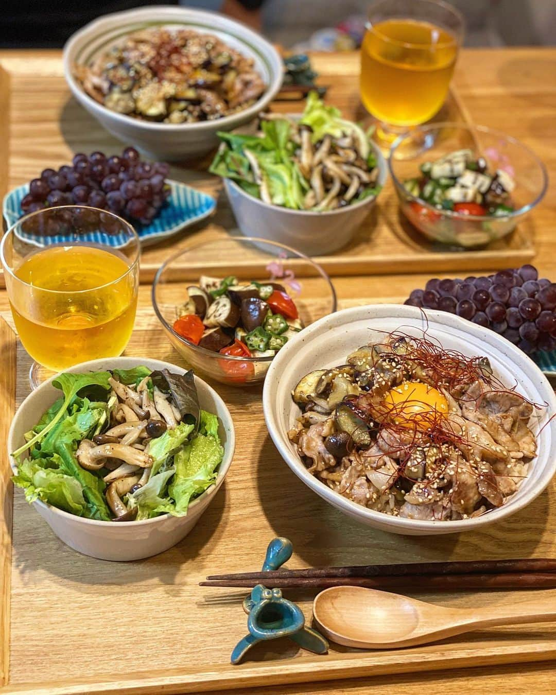 クロさんのインスタグラム写真 - (クロInstagram)「夏野菜のご飯でした☺️🙏🏽﻿ ﻿ 丼も、レンジの煮浸し風も超簡単♩﻿ 丼の味付けは @ryuji_foodlabo のレシピで焼肉のタレと、ポン酢のみ！！！！！﻿ ﻿夫婦でハマッてるリュウジさん最高🤟🏽✨✨✨✨  詳しくはブログに書きました〜👩🏽﻿ ﻿ #リュウジさん #今日の晩御飯 #山本ゆり #つくりおき食堂まりえ #まりえご飯 #お家ごはん #おうちごはん #時短ご飯 #dinner #簡単レシピ #レシピ #電子レンジご飯 #時短レシピ#yummy #delistagrammer #homecooking #tokyo #japanesefood #instafood #foodstagram #クロリサ的自炊 #おうちご飯 #クッキングラム #晩ごはん #instagood #instalike #tokyo #可愛い #大好き﻿」8月5日 22時42分 - kuro_risa