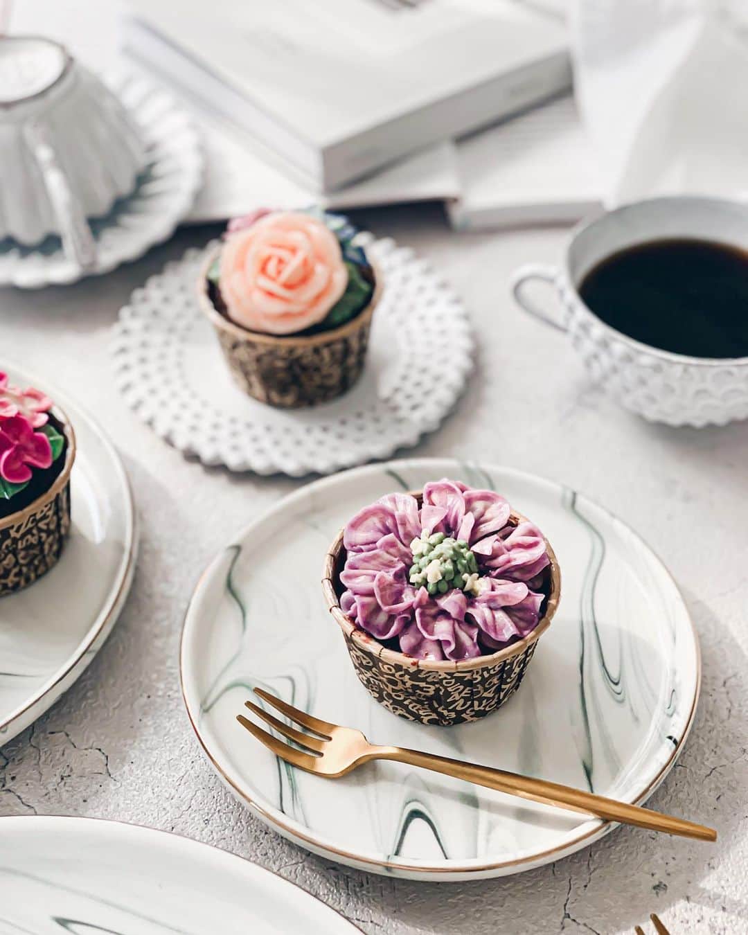のインスタグラム：「𓇠𓇢𓇡 𓆸𓆸  食べられるお花のケーキ屋さん 大阪のアブリコロ様( @abricot.coro )より かわいいカップケーキが届きました♡ .  @abricot.coro フラワーカップケーキは 世界にひとつだけのオーダーが可能✨✨✨✨ . . 私も絞りは習いましたが なかなか簡単にはできないもの😣 こんなかわいいケーキがオーダーでできるのなら いっそ注文しちゃいたいですよね😊✨ . . 9月末まで使えるOFFクーポン貼っておきますね📎 購入先リンクも貼り付けて ストーリーハイライトにおいてます📎  . . . 【クーポン番号】CWR120 【有効期限】2020年9月30日まで ‥‥‥‥‥‥‥‥‥‥‥‥‥‥‥‥‥‥‥‥‥‥‥‥‥‥‥‥‥‥‥‥‥‥ #osaka#yummy#sweets#フォローミー#おうちスイーツ#バースデーケーキ#誕生日ケーキ#カップケーキ#フラワーケーキ#PR#アブリコロ#手作りお菓子#手作りスイーツ#手作りお菓子#おうちカフェ#ひんやりスイーツ#おうちごはんlover#インスタグラム#インスタ映え#インフルエンサー#大阪スイーツ#大阪グルメ#グルメ#大阪#天王寺」