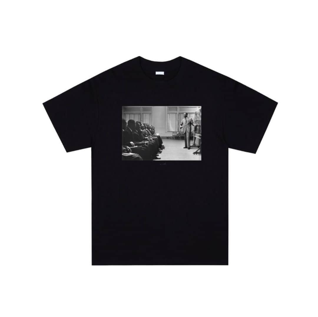 パブリックスクールのインスタグラム：「Untitled, Chicago, Illinois, 1963.  WE NEED LEADERS//001 BLACK.  We couldn’t be more proud to launch this series of tees featuring rarely seen photographs from the archives of the great Gordon Parks. The fact that his documentation of Black life, the racial divide, poverty, and social inequality in the US is as relevant today as it was 60 years ago is a sad one. It shouldn't be lost on anyone that the struggle continues to haunt the legacy of this country. We selected Parks’ photographs of Malcolm X and the Black Panthers specifically because we have to fight for any and all justice, and that without justice there can no peace.  This tee is part of a limited series and 100% of net proceeds will go towards providing scholarships, prizes and fellowships for the Gordon Parks Arts & Social Justice Fund. Past winners have included such amazing, talented artists as @tylersphotos @veteranas_and_rucas @harrietdedman and #deanalawson   Available for presale on publicschoolnyc.com $75.00. This item will ship on September 1, 2020 and is printed on Version Tomorrow's 210 gsm sustainable short sleeve tee using water based inks 60% Recycled Cotton / 40% Organic Cotton. 100% recyclable and biodegradable.」