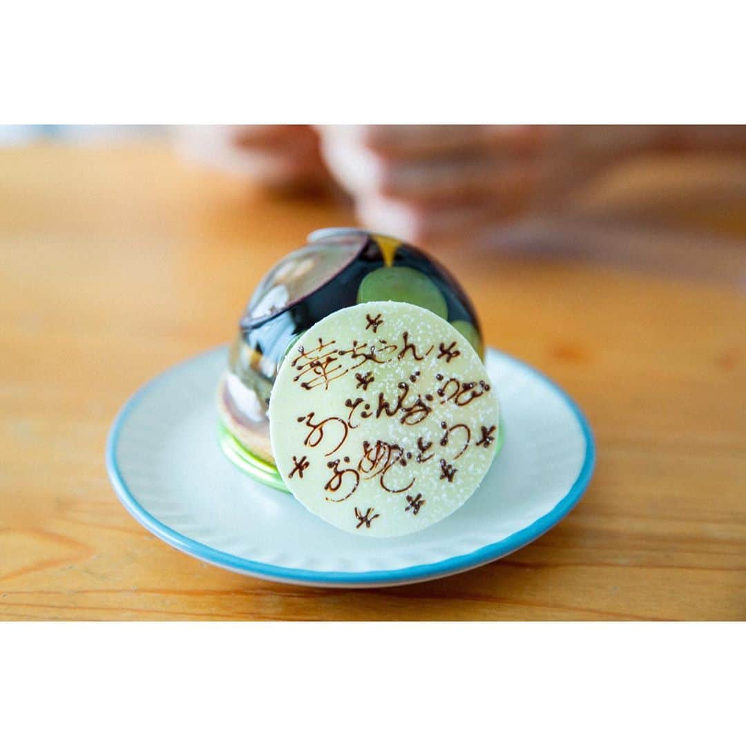 木村華子さんのインスタグラム写真 - (木村華子Instagram)「今日は朝からフルーツサンドとプリンアラモードを食べ、刺身をつまみながら獺祭をキメて、クラフトビールで締めた後に近所の美味しいケーキ屋さんで風流なケーキを買ってもらい終始存分に甘やかされたので明日からも力強く生きていけそうです。 (皆さん、お祝いのDM本当に有難うございました!!!ラブ!!!!) ・ ・ ・ #photography #photooftheday #photo #ig_photooftheday #ig_photo_life #food #cake #foodstagram #canon #sweets #grape #instacake #birthday #birthdaycake #ケーキ #夏 #誕生日 #ぶどう #一眼レフ #写真 #大阪 #日常 #スイーツ #🍇 #🍰」8月5日 22時50分 - hanako_kimura_days