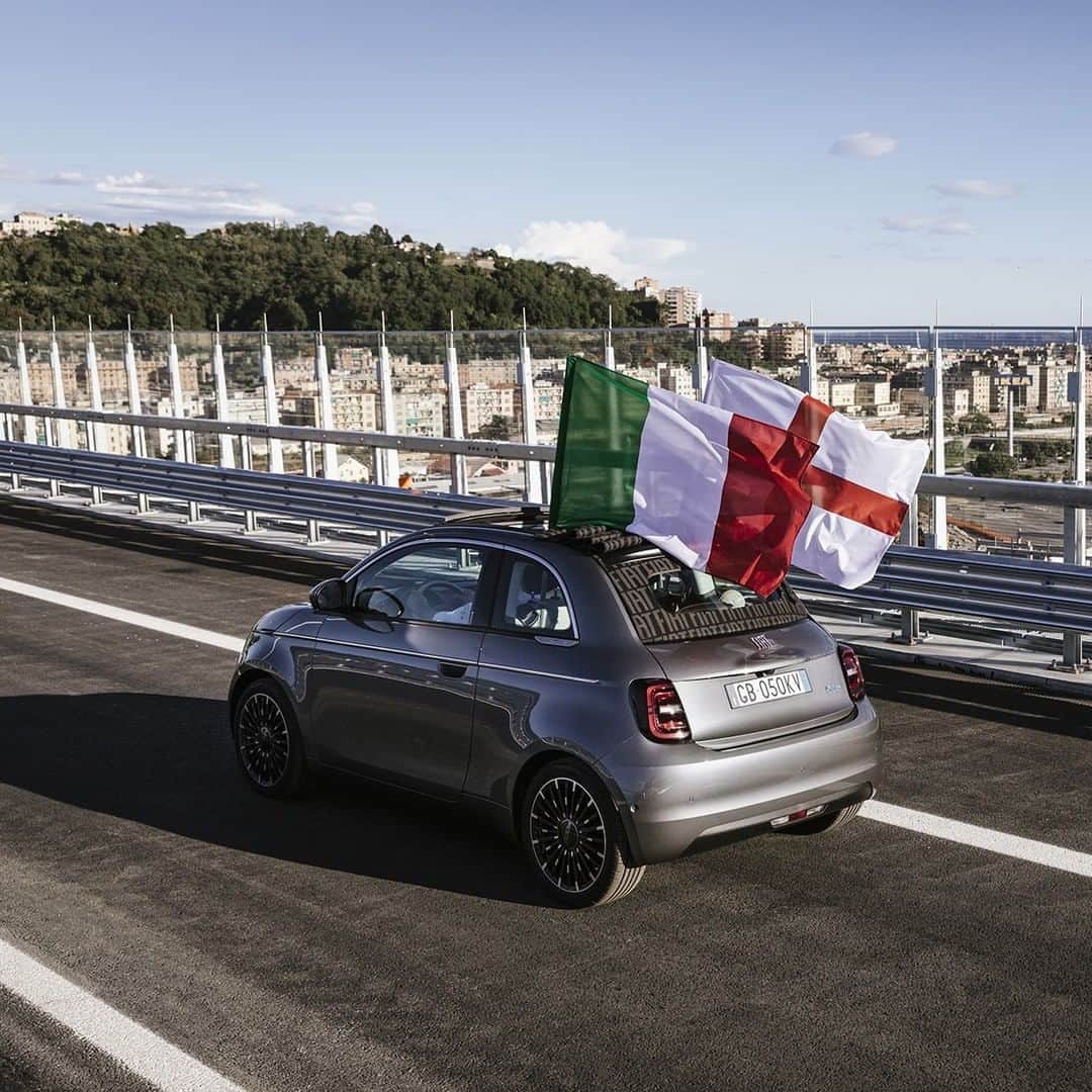 Fiat さんのインスタグラム写真 - (Fiat Instagram)「The New Fiat 500 crosses the new Genoa San Giorgio bridge: a 1.067 metres long path to bring a message of hope and restart.」8月5日 23時02分 - fiat