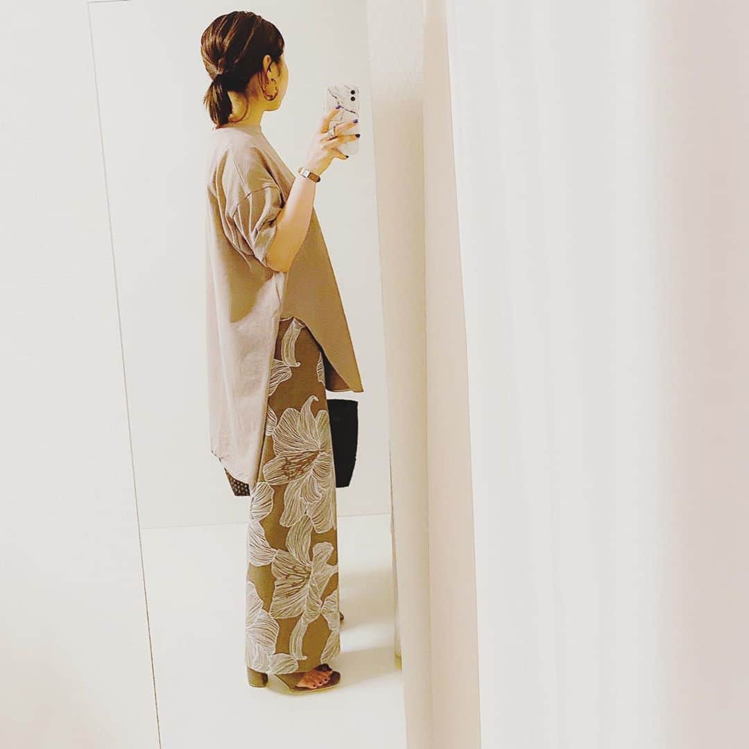 aiaiのインスタグラム：「半袖チュニックにボタニカル柄の ワイドパンツでベージュコーデ。  半袖チュニック　@meri.onlinestore  ワイドパンツ　@naning9_jp  コーデの詳細はブログに書いています ☟☟ http://s.ameblo.jp/aiai987654  #fashion#outfit#style#coordinate#instagood#ootd#pic#instapic#コーデ#コーディネート#スタイリング#プチプラコーデ#本日のコーデ#大人カジュアル#プチプラ  #カジュアル #アラフォー #アラフォーコーデ #アラフォーファッション#夏コーデ #ベージュカラー #ベージュコーデ #ワイドパンツ #ワイドパンツコーデ #ベージュ#サンダルコーデ #大人カジュアル#トングサンダル」