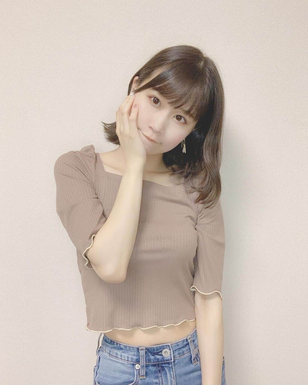 八木沙季のインスタグラム：「👗👗 . おにゅーの服🥰 スタッフkbやんが誕生日プレゼントで くれたんです😳めっちゃ可愛くない😳！？ 後ろのリボンもめっちゃ可愛いんです🎀 今日はデニムと合わせてみたよ☺️ この服でTikTokも撮ったからまたアップするね🥳 実はもう一つワンピースもくれました💓 また着たら写真載せます☺️ kbやんありがとう〜🥺🙏💓 .」