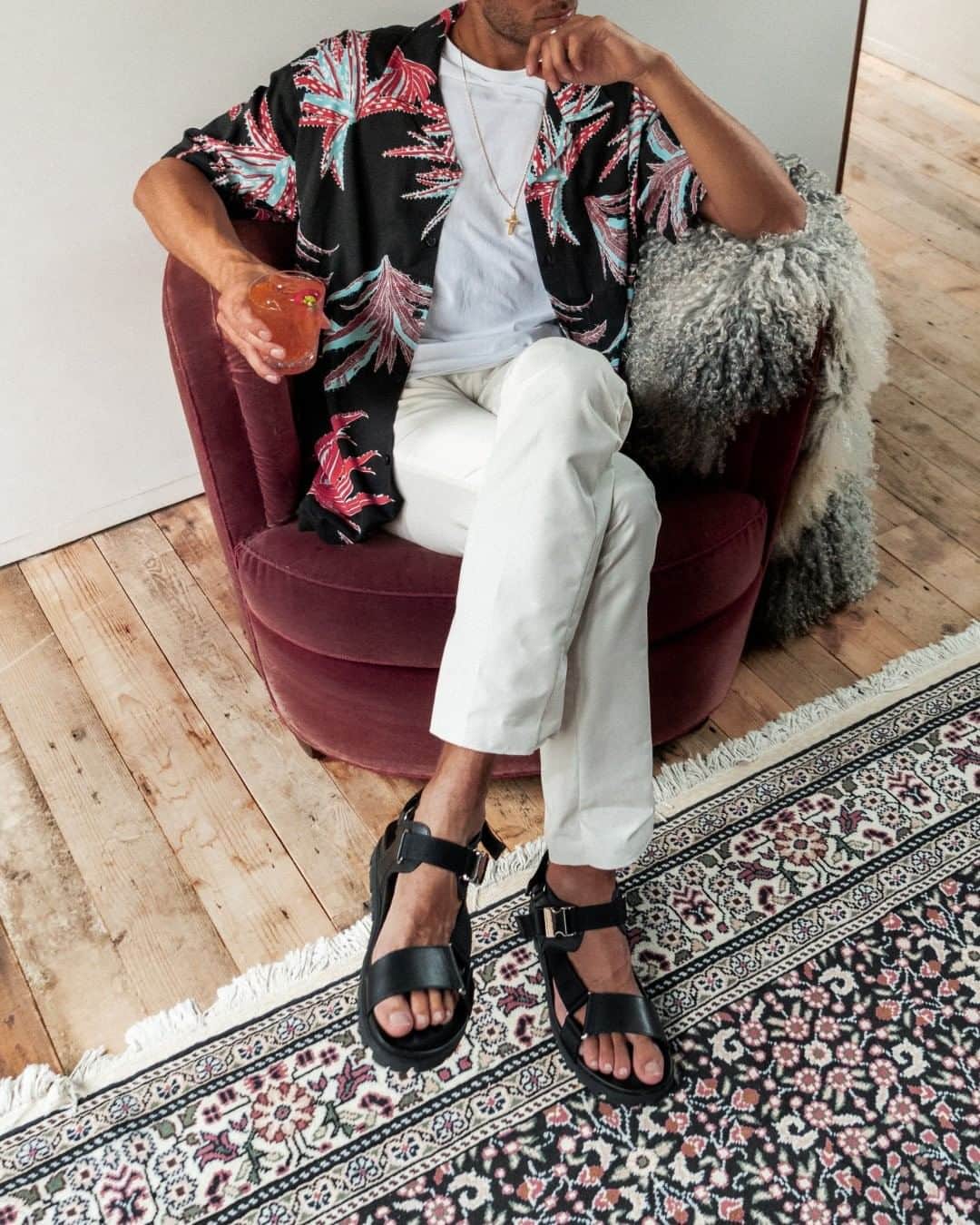 MR PORTERのインスタグラム：「Summer's not cancelled, we assure you. Whether you're staying in, camping out, or just picnicking in the park, make the most of the last days of sunny season with our edit of staycation style essentials. Head to the link in bio to discover your warm weather uniform (negroni not included) #MRPORTERSunShop」