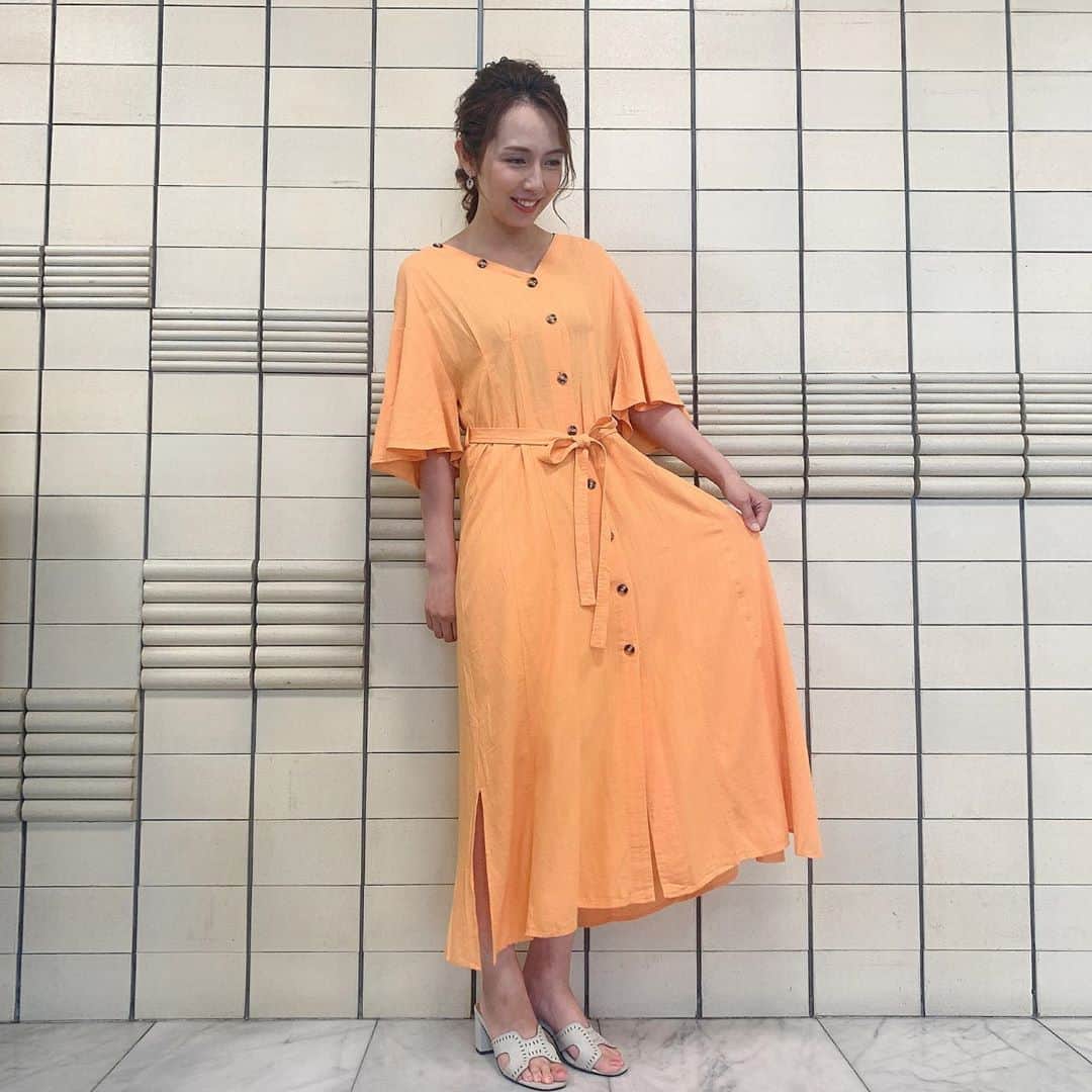 若林翔子のインスタグラム：「.﻿ .﻿ ブレイク！！﻿ 今日は夏らしいオレンジのワンピースを着させてもらったよー😘﻿ 相方ナカチャンも夏っぽシャツ着てた♡見てね。﻿ 今週土曜のちょっとブレイクタイムも情報たっぷりでっす👌﻿ ﻿ ﻿ #今日もこの撮影中やはりスタッフさんが通って笑ってしまうやつ﻿ #ちょっとブレイクタイム　#ミヤギテレビ #MC﻿ #ワンピース　#夏　#スタイル　﻿ #宮城　#仙台　#タレント　#モデル　#若林翔子」