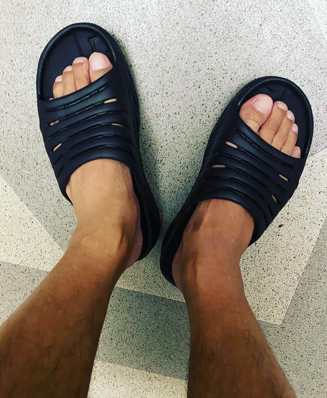 大根仁のインスタグラム：「ホカオネオネのサンダル、ノーベルサンダル賞！」