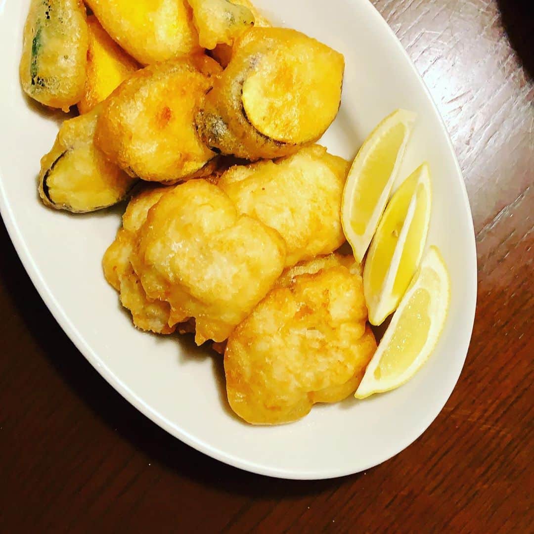 のインスタグラム：「昨日 @nativo_jp で習ったフリットを家族に食べさせたくて、さっそくおさらい。スーパーに骨切りした鱧が出ていたので初めて買ってみた。あとはズッキーニと茄子も。カリッと揚がった衣が最高。鱧も美味しいけれど、野菜も甘くてみずみずしくてたまらない。塩とレモンだけで素材の味を楽しんだ。  #フリットミスト #鱧のフリット #夏野菜のフリット #イースト入りの生地」