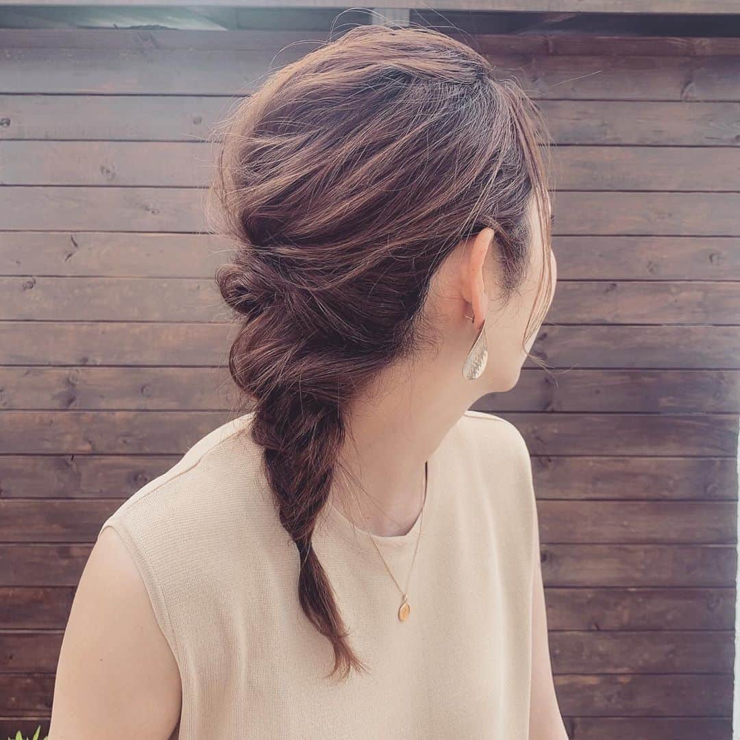 若林翔子のインスタグラム：「.﻿ .﻿ 今日のりほちゃん作ヘア。﻿ テーマは「いつもよりもしゃもしゃ」だそうです笑。﻿ これフィッシュボーンって言って(たぶん)﻿ 私ずっとやってみたかったやつなのー！！﻿ 髪伸びるといろいろアレンジしてもらえてほんと幸せ♡﻿ ﻿ ﻿ ﻿ ﻿ #ちょっとブレイクタイム　#ミヤギテレビ #MC﻿ #ヘアアレンジ　#りほちゃん作ヘア﻿ #フィッシュボーン　﻿ #宮城　#仙台　#タレント　#モデル　#若林翔子」