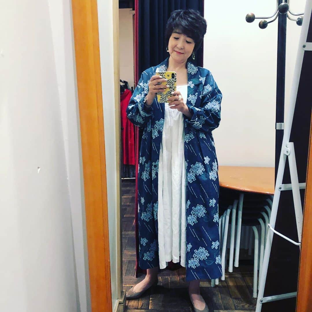 藤田朋子さんのインスタグラム写真 - (藤田朋子Instagram)「青と赤 シンプル  ららら🎵」8月5日 23時11分 - chiendormant