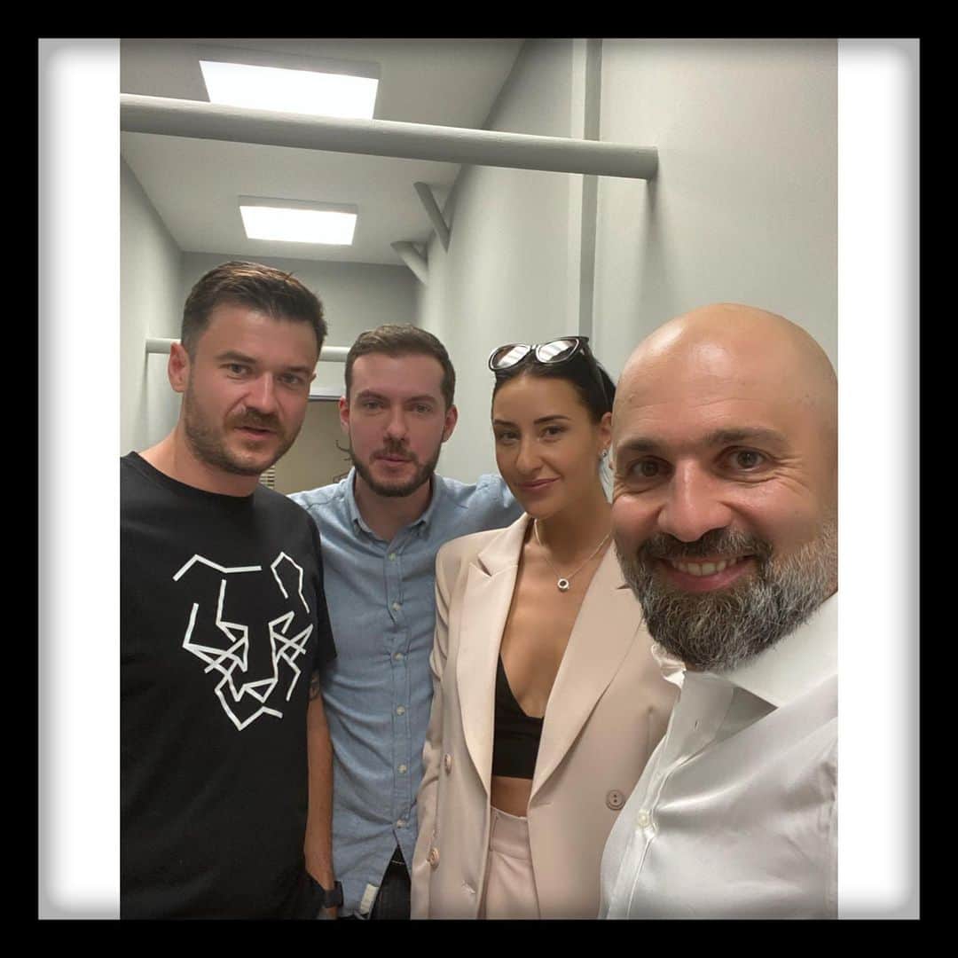 ヤナ・イグリアンのインスタグラム：「В окружении прекрасных мужчин @tashevich goooze @romanguttsait !! #первыйканал #голнамиллион   В этот четверг выйдет передача Гол на Миллион с моим участием!  Зачем я согласилась ???  Ничего не зная о футболе ... 🤦‍♀️🤦‍♀️🤦‍♀️ Как думаете выиграла я миллион ?!」