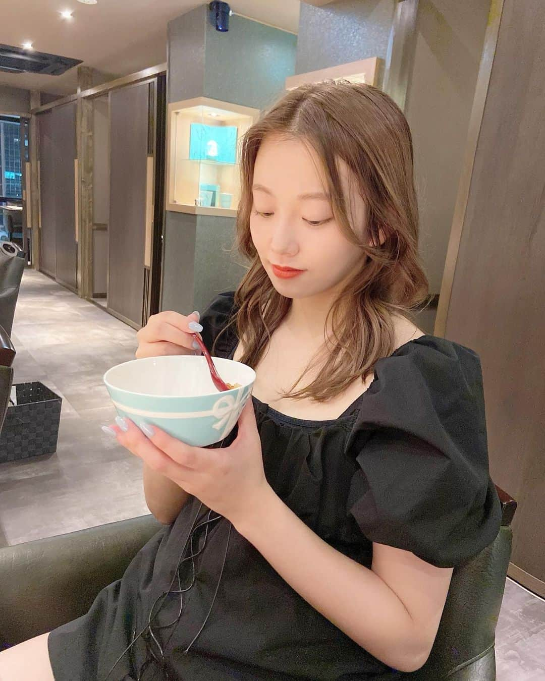 萩尾美聖さんのインスタグラム写真 - (萩尾美聖Instagram)「Tiffanyの食器かわいすぎた💠 楽しくおしゃべりしながら美味しいご飯食べるの幸せ🍚 #すし通#tiffanyandco」8月5日 23時15分 - misato_hagio