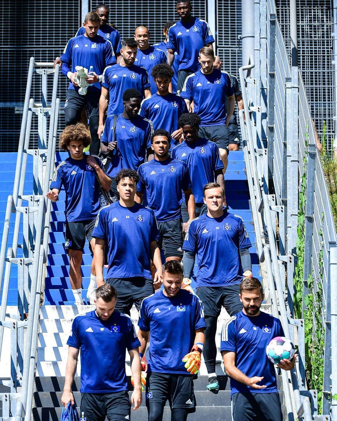 ハンブルガーSVさんのインスタグラム写真 - (ハンブルガーSVInstagram)「The Boys are back 😍  #nurderHSV #Trainingsauftakt #Training   _____ 📸 @witters_sportfotografie」8月5日 23時15分 - hsv