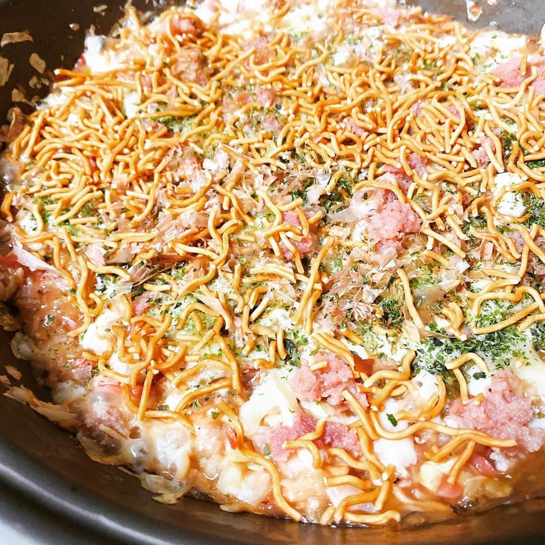 こまけいこのインスタグラム：「今日もバズレシピ。  明太チーズもんじゃ。  休み前はビールが美味しい。  毎日小さなことに腹を立てたり、気に病んだりネガティブなことばかりに気が行きがちだけど、それは人と関われば何かしらあるわけでいちいち気にすることでもないなと思う。  今、14才の母を観てるんだけど何だかいろいろ考えてしまう。」