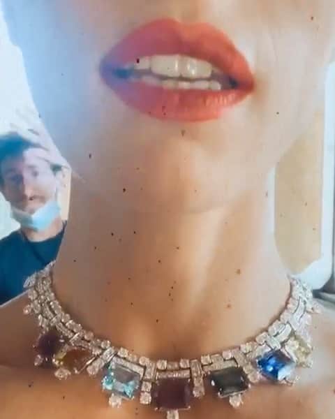 フラヴィア・ルチーニのインスタグラム：「Can I please keep these ? 🤩 @bulgari @bazaarbr 😍 #diamondsareagirlsbestfriend #bulgari #editorial #bazaar #roma #vacanzeromane #romanholiday」