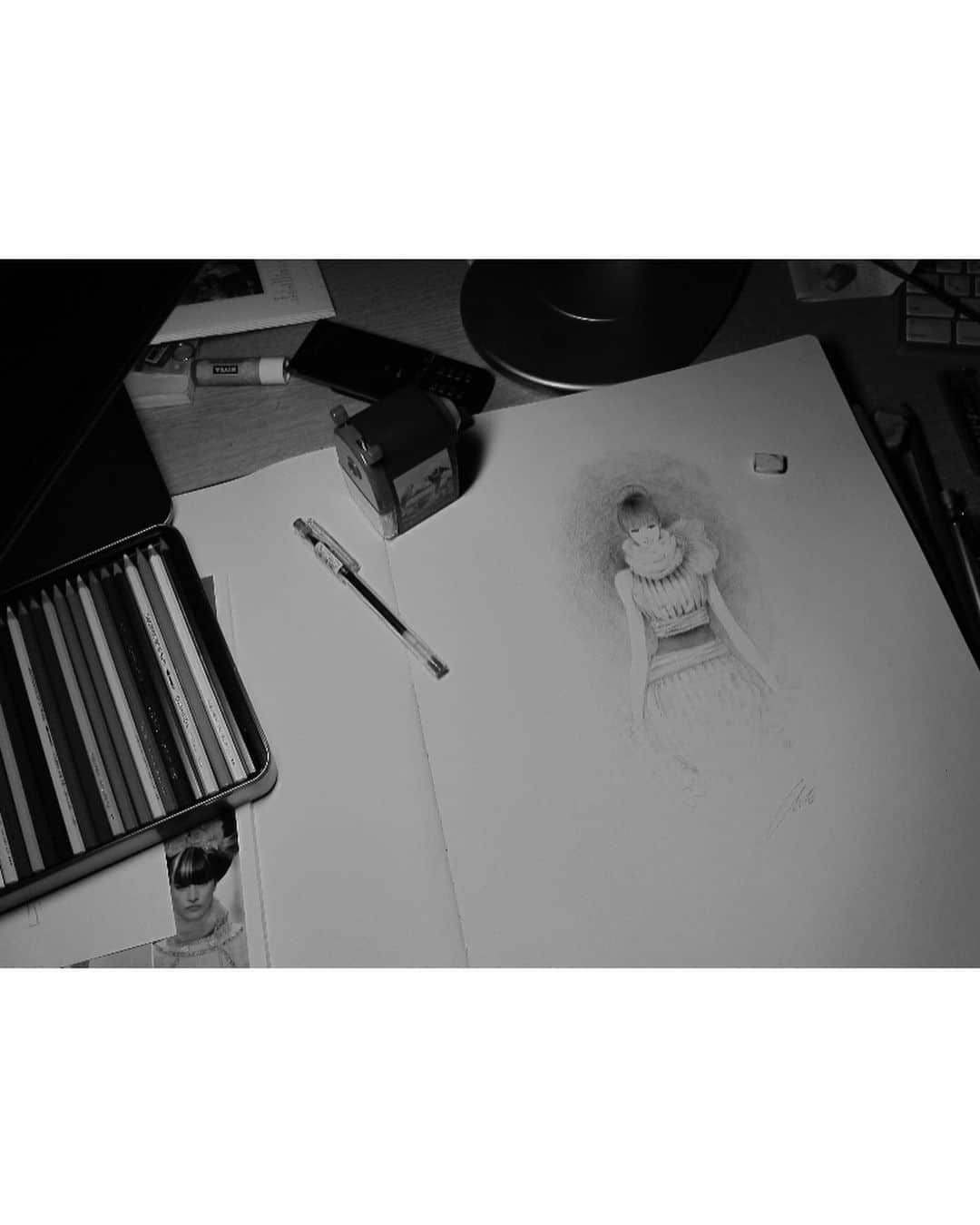 COCOCHOE - Fine Artistのインスタグラム：「Romans Series - Numéro 01 (2010) by COCOCHOE   Pencil, color pencil n Gouache on A3 Paper  #desenhista #artstagram #pencildrawing #creator #draw #sketch #artofinstagram #watercolor #instaart #angel #instaartist #beautiful #sketch_daily #minimalism #mode #moda #mood #dibujar #diseño #graphite #colorpencil #figurative #figuredrawing #sketchbook #peinture #dessin #abstractexpressionism #artdaily #artcollective #artgram」