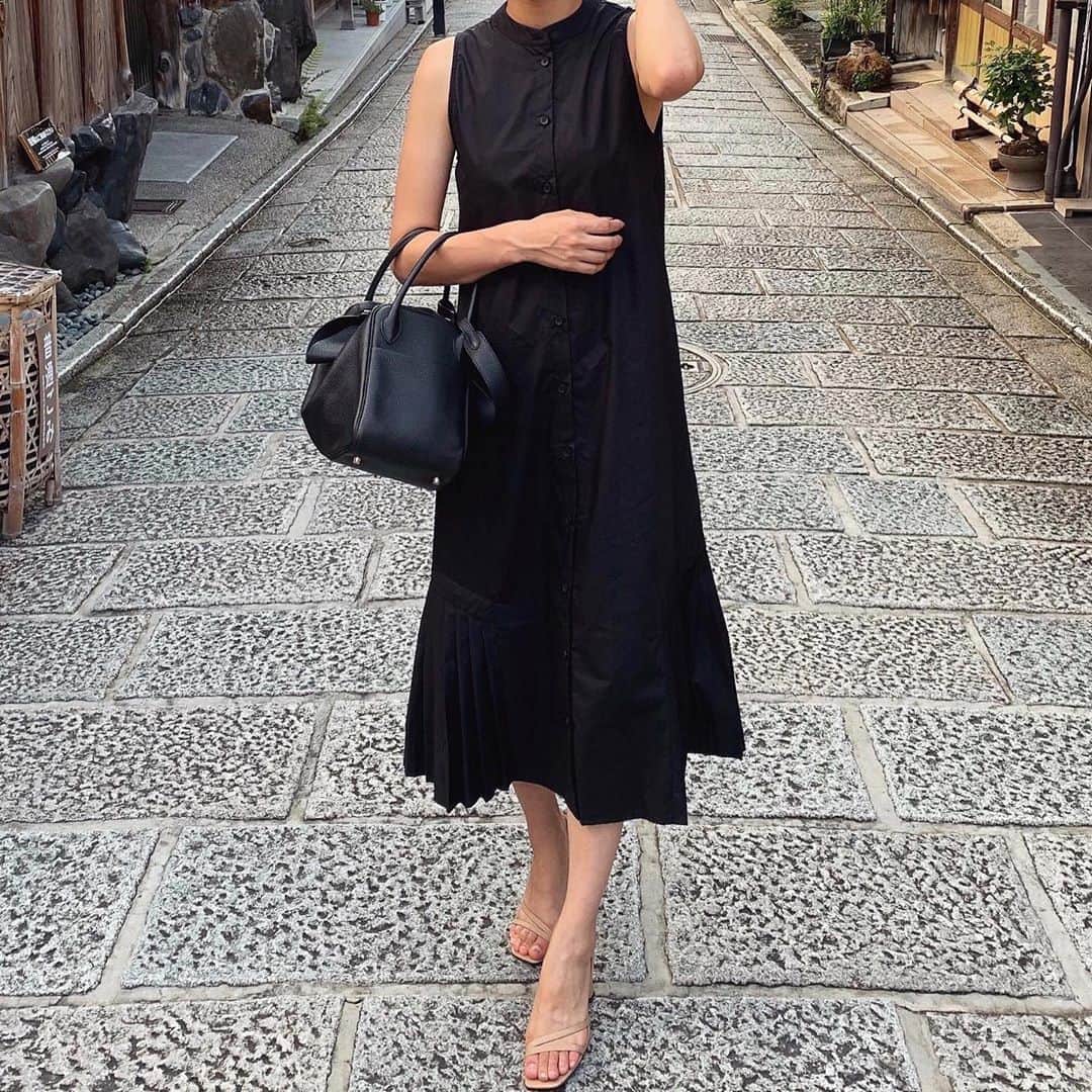 のインスタグラム：「【ファッション】 一目惚れのワンピース . #zara#hermes#charlesandkeith」