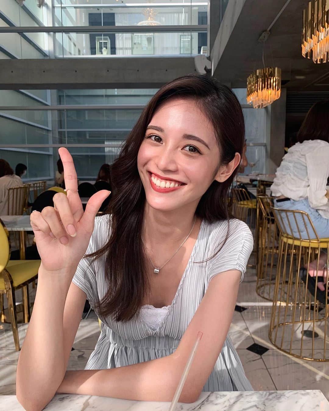 のインスタグラム：「これは何ポーズでしょう😂❔ 渋谷から少し離れたおしゃれなカフェ💎お店の雰囲気がとても好きだった✨  @stunninglure  のバック意外とたっぷり入るの🥖 . . . #fashion#ootd#birthdaybash#stunninglure#letoron#ファッション#コーデ#プチプラファッション#プチプラコーデ#韓国ファッション#韓国コーデ#きれいめコーデ#シンプルコーデ#大人コーデ#デートコーデ#夏コーデ#ワンピース#ワンピースコーデ#渋谷カフェ#代官山カフェ」