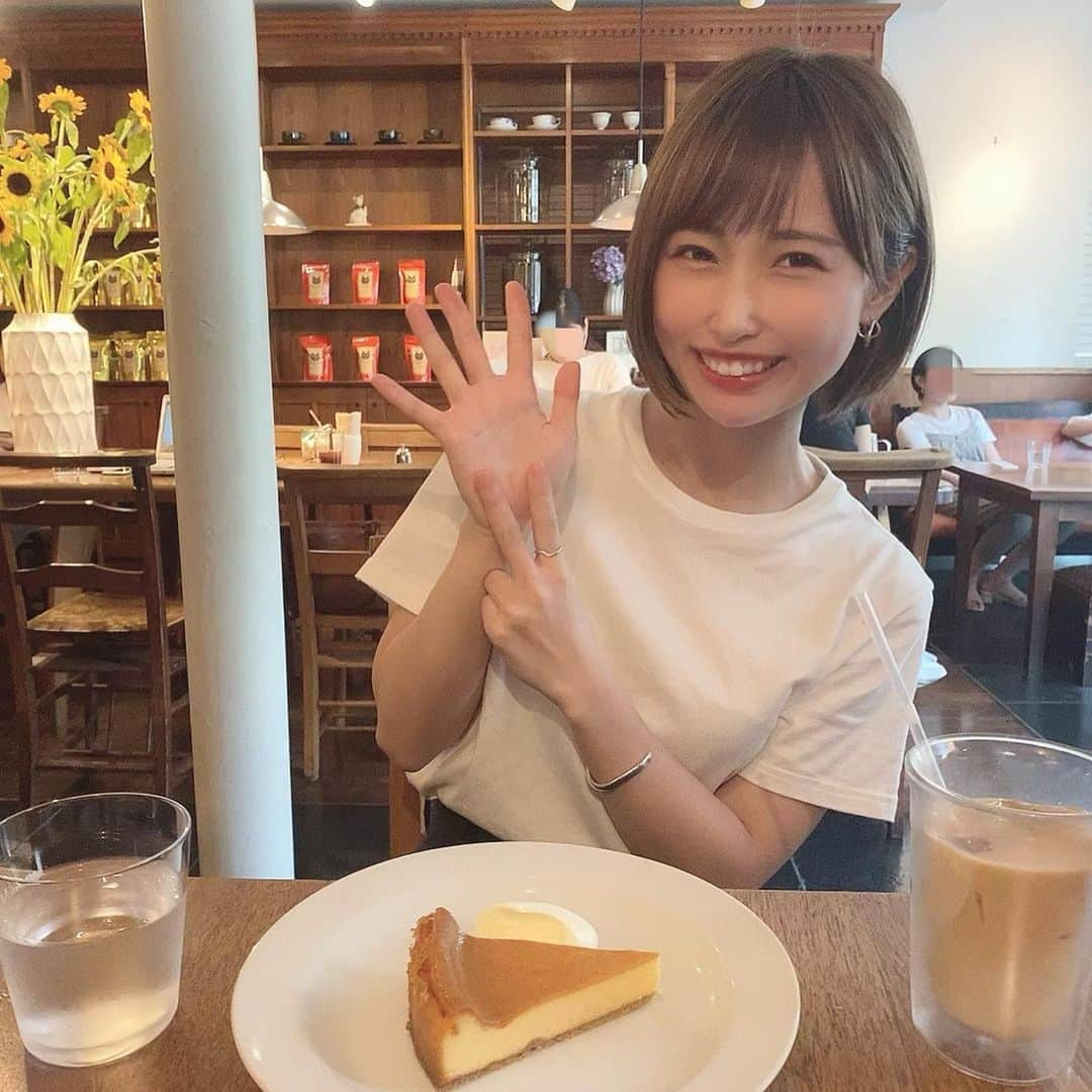 島田玲奈さんのインスタグラム写真 - (島田玲奈Instagram)「. 27歳になりました🎂 . NMBの時は、お誕生日には生誕祭があり、沢山の方に祝ってもらい、 . 去年までは、自分のお店で毎年みんなで盛大にお誕生日を迎えて、 . 今年は、コロナで自粛ということもあり、人生で初めて試みでライブ配信でお誕生日を迎えてみたのですが、 . 何百人もの方が来てくれて、お祝いしてもらって、また今年も本当に本当に幸せなお誕生日でした(;_;)❤️ . 27歳の抱負は、『丁寧に生きる』です！！！ . 子供の頃から、生き急いでるって言われるくらい、何かとセカセカしちゃうし、すぐ焦っちゃうし、あまり落ち着いてる方ではありません。(笑) . 27は落ち着いた余裕のある大人になりたいです🥺✊ . 人として沢山成長できる1年にするぞー！！！！🌻 . みんな、ありがとう！大好きー！！」8月5日 23時28分 - smd_rn321