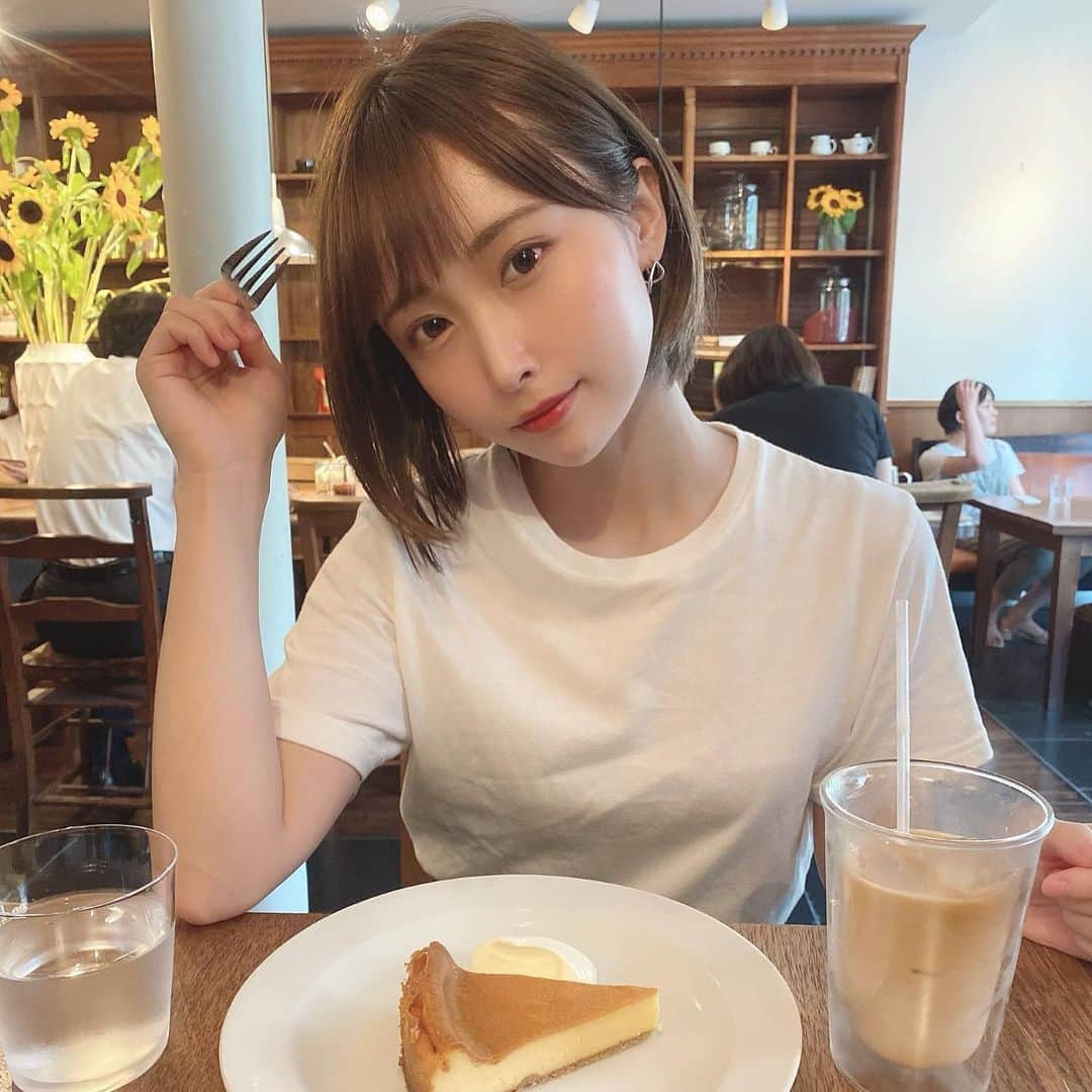 島田玲奈さんのインスタグラム写真 - (島田玲奈Instagram)「. 27歳になりました🎂 . NMBの時は、お誕生日には生誕祭があり、沢山の方に祝ってもらい、 . 去年までは、自分のお店で毎年みんなで盛大にお誕生日を迎えて、 . 今年は、コロナで自粛ということもあり、人生で初めて試みでライブ配信でお誕生日を迎えてみたのですが、 . 何百人もの方が来てくれて、お祝いしてもらって、また今年も本当に本当に幸せなお誕生日でした(;_;)❤️ . 27歳の抱負は、『丁寧に生きる』です！！！ . 子供の頃から、生き急いでるって言われるくらい、何かとセカセカしちゃうし、すぐ焦っちゃうし、あまり落ち着いてる方ではありません。(笑) . 27は落ち着いた余裕のある大人になりたいです🥺✊ . 人として沢山成長できる1年にするぞー！！！！🌻 . みんな、ありがとう！大好きー！！」8月5日 23時28分 - smd_rn321