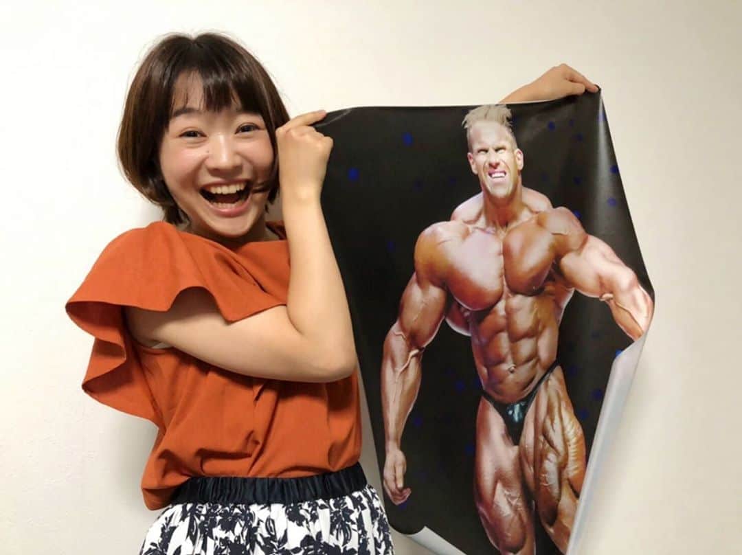有田優理香のインスタグラム：「髪切りました〜💇‍♀️ ガッキー逃げ恥バージョンです。 「ガッキーにしてください」ってお願いした時の美容師さんの明らかに戸惑った顔が忘れられません😂  あと、後輩のOディレクターから１ヶ月遅れの誕生日プレゼントにポスターをもらいました！部屋に飾ります。筋肉尊い🙏  #広テレの新垣結衣　#言い続けてたら　#番宣の仕事がきました　#ところで #ポスターの人 #だれですかこれ」