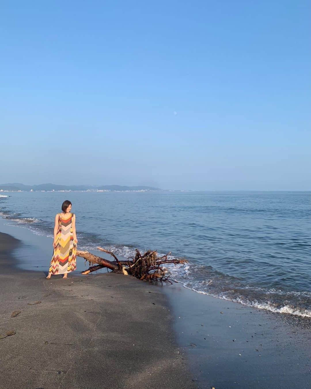 末吉里花さんのインスタグラム写真 - (末吉里花Instagram)「流木。丸い石。自然の足跡は美しい。人間は地球に何を残せるだろう。#ocean #beach #kamakura #beautyofnature #lovetheearth #oneplanet #海 #海岸 #自然の足跡 #鎌倉 #地球のために」8月5日 23時30分 - rikasueyoshi
