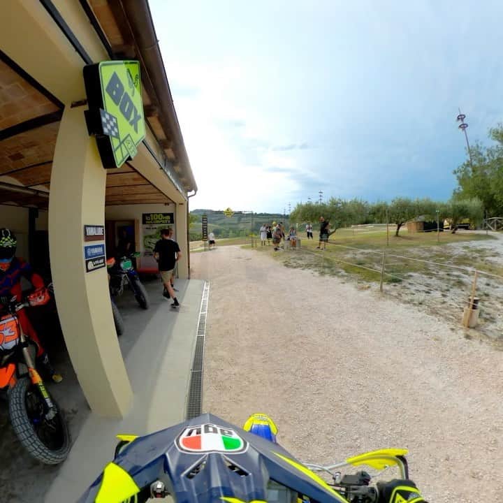 バレンティーノ・ロッシのインスタグラム：「Special Saturday training at the Ranch with a lot of friends  🎥 with @GoPro by @samwerkmeister  📸 @camilss」
