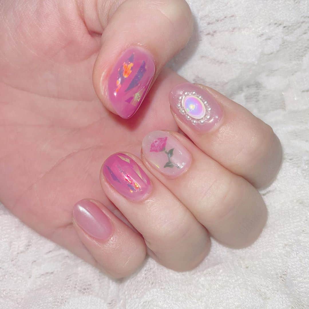 のインスタグラム：「new nail♥︎︎∗︎*ﾟ 宝石みたいで可愛すぎる…💎 . 薔薇が手描きなの凄くない?! . #ネイル #ネイルデザイン #nail #naildesign #nailart #newnail #ピンクネイル #宝石ネイル #キラキラネイル #ミラーネイル #parkbytokyo」
