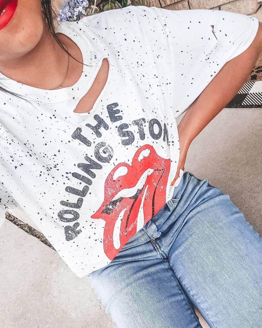 ロック&リパブリックのインスタグラム：「This is how you do jeans and a t-shirt. 😍 Tap to shop this look. #regram @jenjohnstonnn #Kohls」