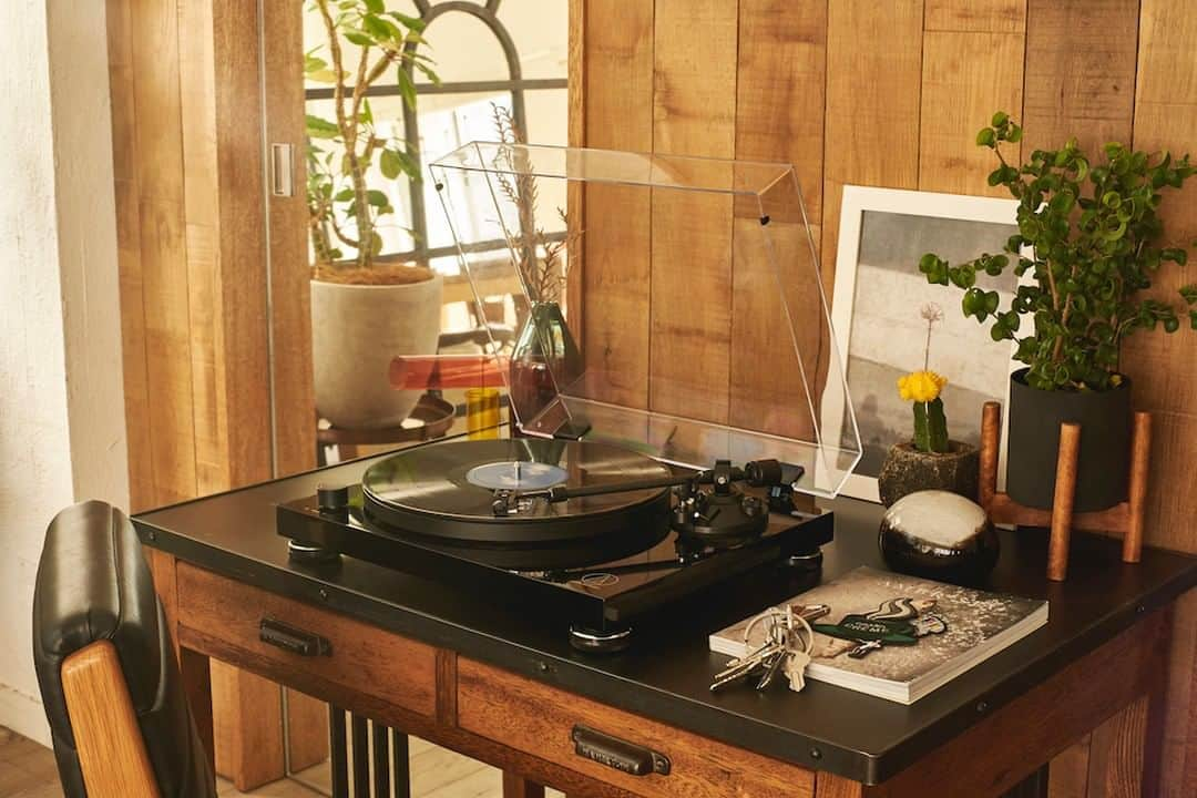 Audio-Technica USAさんのインスタグラム写真 - (Audio-Technica USAInstagram)「With a beautiful piano-black finish and optimal sound quality, the AT-LPW50PB turntable makes the perfect centerpiece in your home! Learn more in the link in our bio!⁠ .⁠ .⁠ .⁠ #AudioTechnica #ATLPW50PB #LPW50PB #Turntable #LP #Vinyl #VinylJunkies #Sound⁠」8月5日 23時45分 - audiotechnicausa