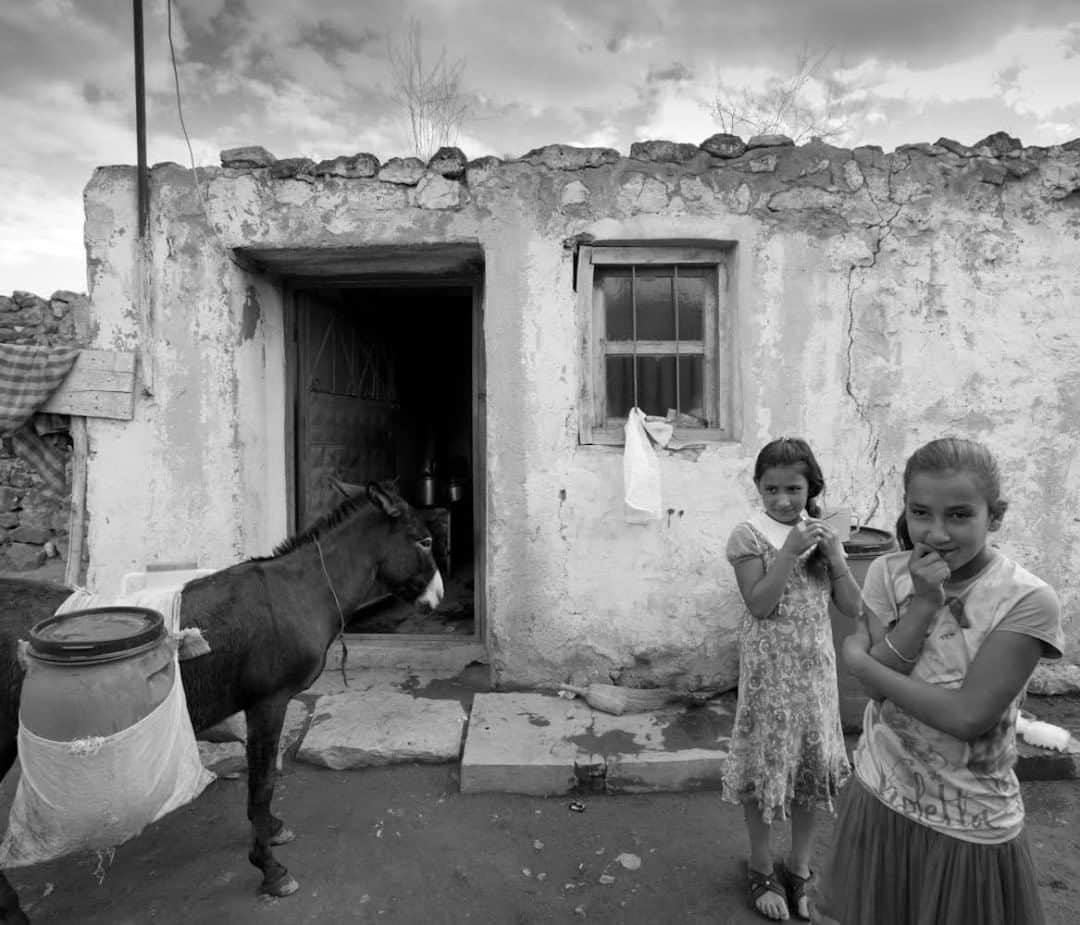 ナショナルジオグラフィックさんのインスタグラム写真 - (ナショナルジオグラフィックInstagram)「Photo by Diana Markosian @markosian  Girls wait outside their home in a village near Kars, a city in eastern Turkey.」8月5日 23時37分 - natgeo